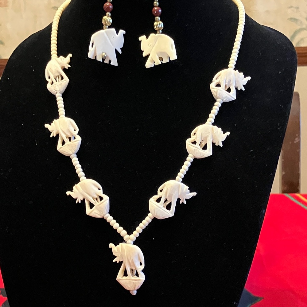 HANDCARVED VINTAGE BONE NECKLACE FEATURING CARVED ELEPHANTS 12” total